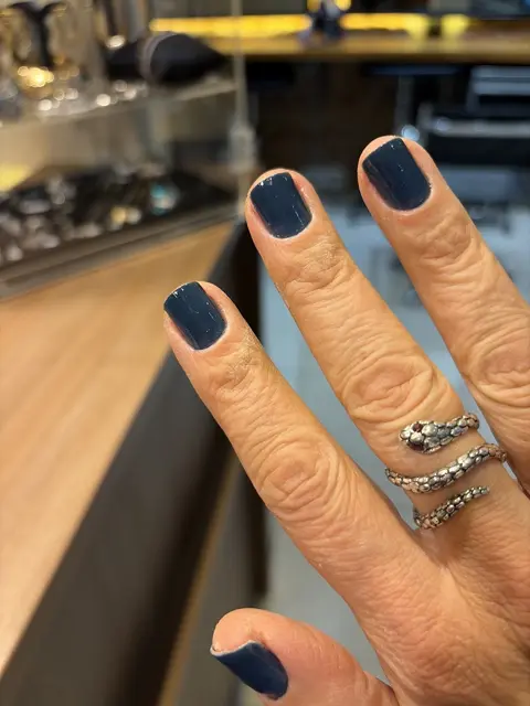 Unhas curtas em azul-marinho