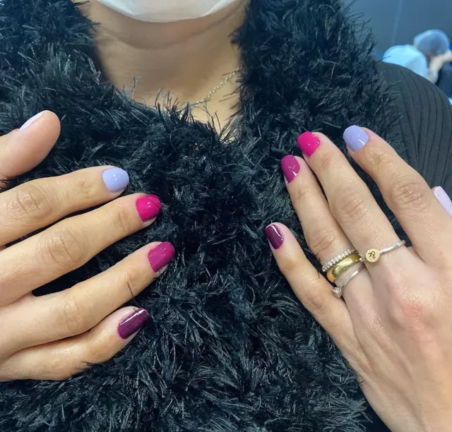 Unhas em pink e lilás, alternadas