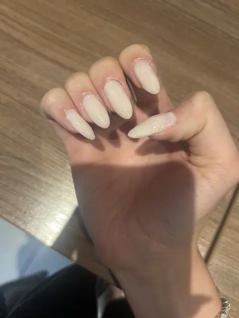 Unhas alongadas em tom nude